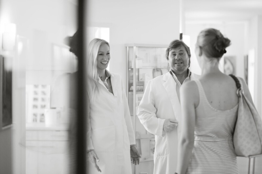 Dr. Stefan Ruf und Dr. Dominique Oppowa im Gespräch mit einer Patientin