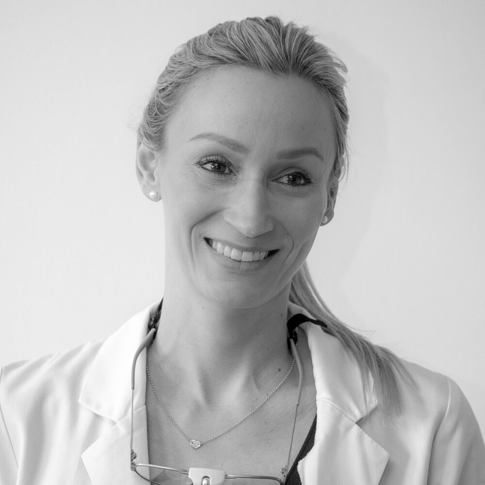 Dr. Dominique Oppowa im Arztkittel