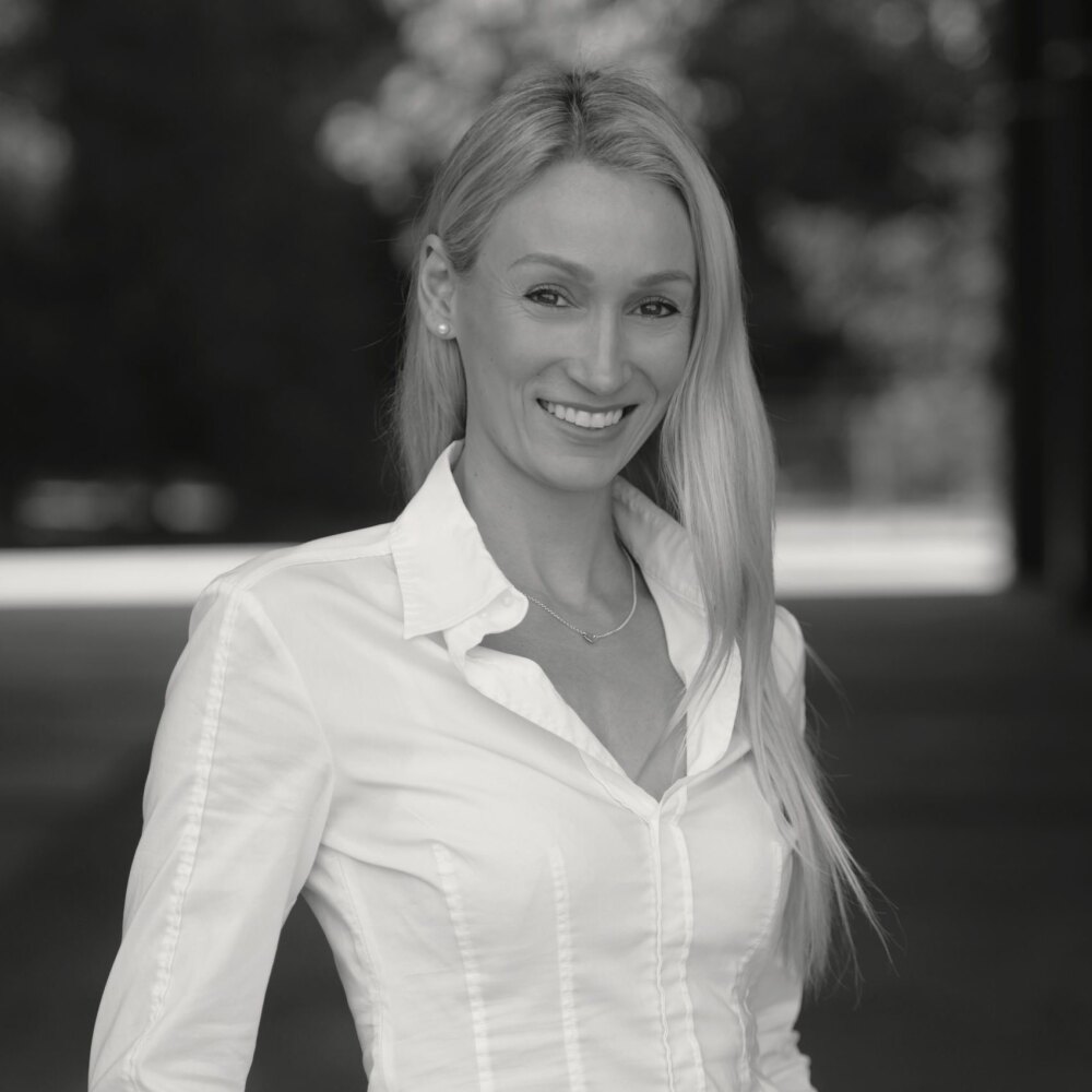 Dr. Dominique Oppowa, Porträt in Schwarzweiß