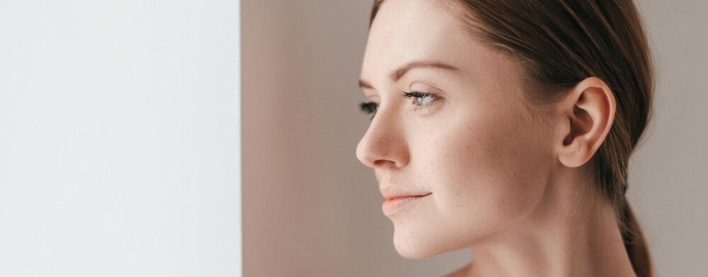 Gesicht einer jungen Frau im Profil