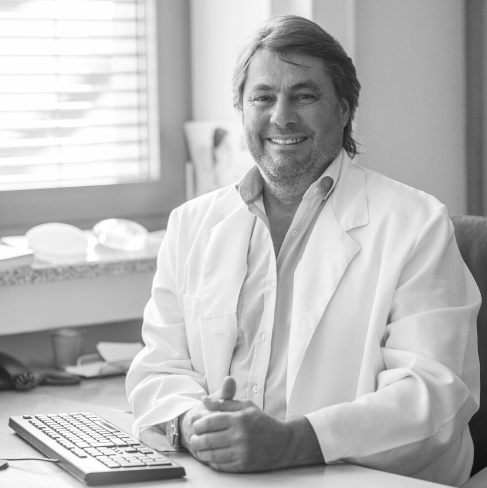 Dr. Stefan Ruf am Schreibtisch